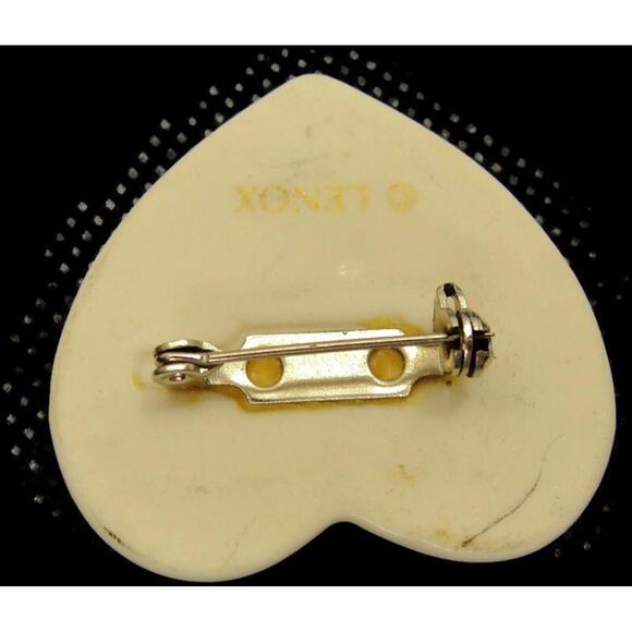 Vintage White Lenox Brooch Costume Jewelry Dove on Heart Golden Trim - Picture 3 of 12